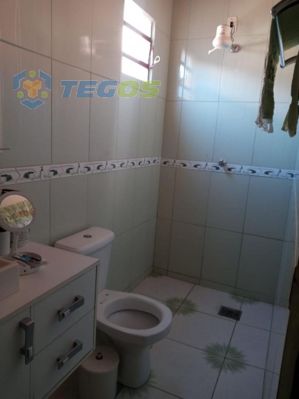 Excelente casa de três quartos com suíte, área gourmet, construção para hospedes tipo Kitnet, para visitas ou escritório, aceita financiamento Foto 8