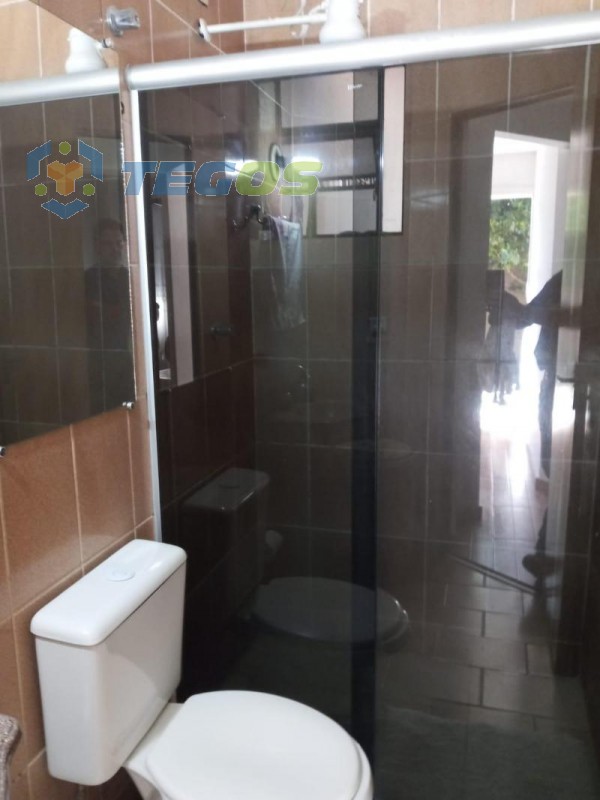 Excelente casa de três quartos com suíte, área gourmet, construção para hospedes tipo Kitnet, para visitas ou escritório, aceita financiamento Foto 13
