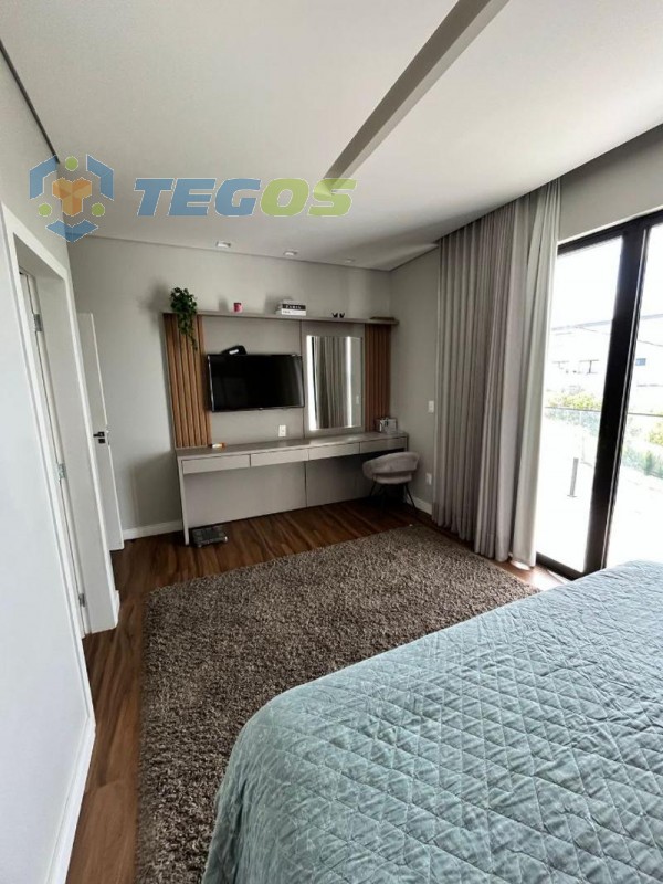 CASA COM 04 QUARTOS SENDO 01 SUÍTE Foto 7