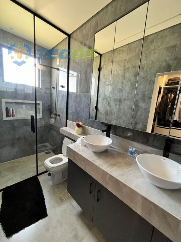 CASA COM 04 QUARTOS SENDO 01 SUÍTE Foto 9