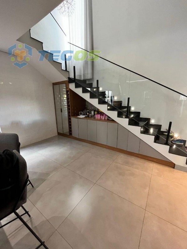 CASA COM 04 QUARTOS SENDO 01 SUÍTE Foto 16