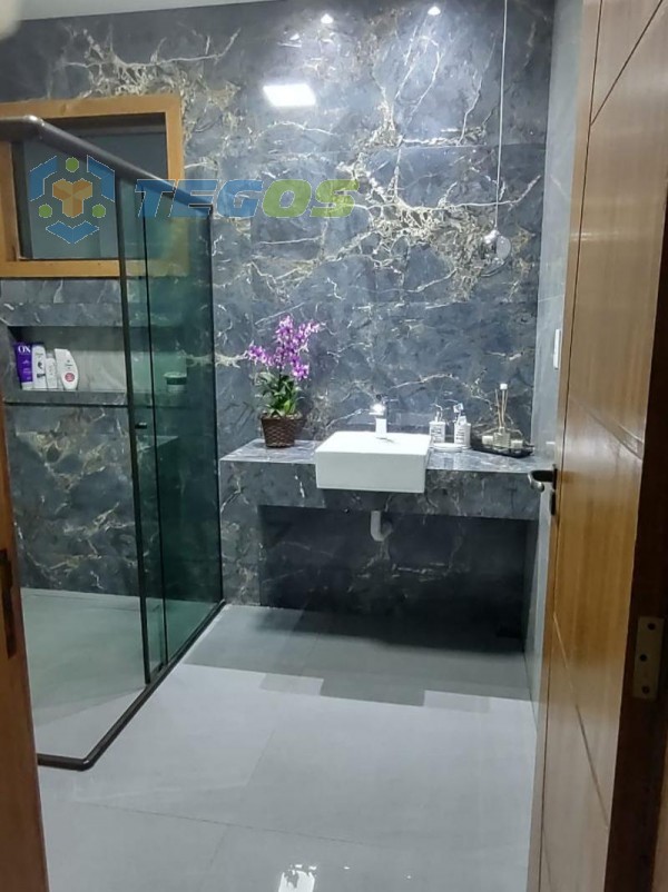 Casa localizado em Condomínio Vale Do Ouro. 4 quartos (1 suítes), 2 banheiros e 5 vagas. Foto 11